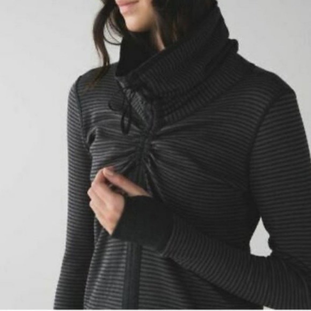 Lululemon In A Cinch Long Sleeve Tee pullover Heathered black & grey striped 4